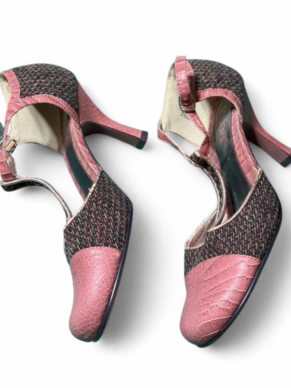 Rare vintage Y2K mudd tea strap kitten heels featuring a distinctive style 8.5